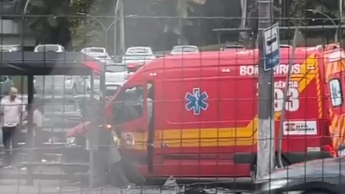 Acidente após acidente: motociclista fica sob caminhonete e ambulância que a socorre também bate