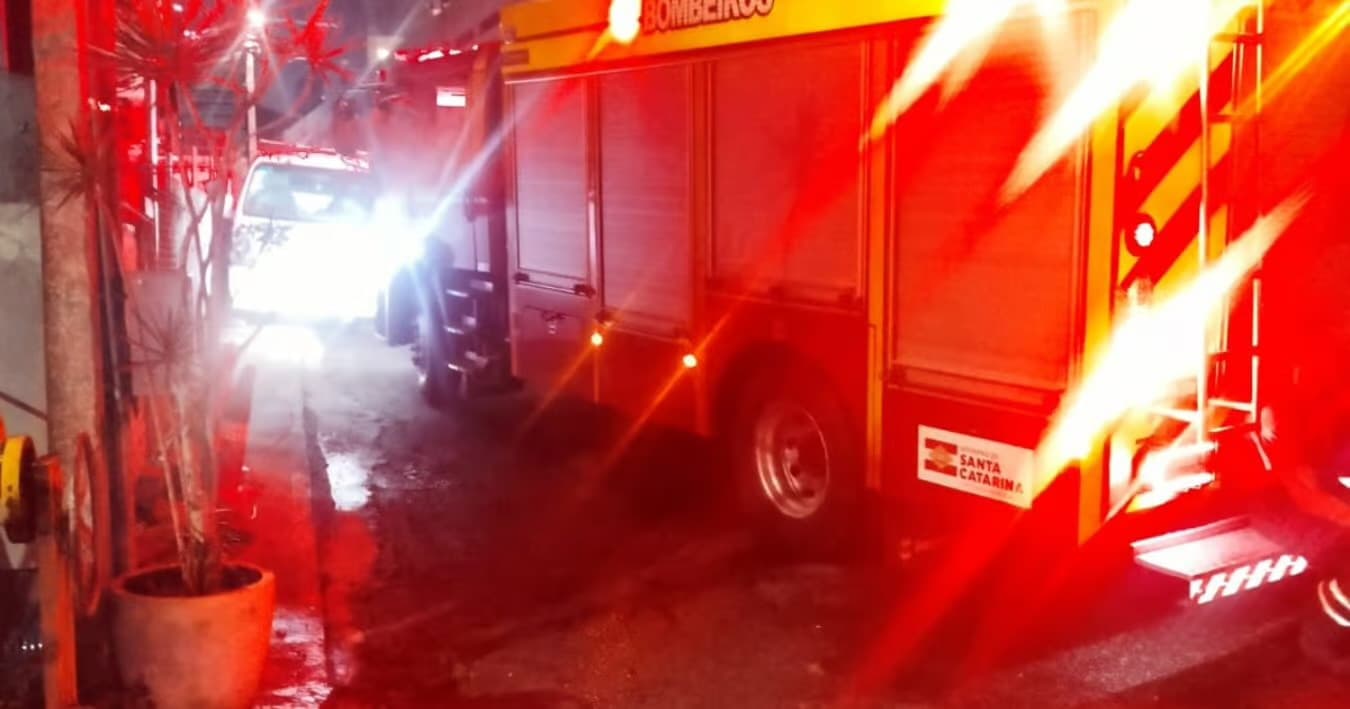 Homem é encontrado carbonizado sob escombros da cama após incêndio em Itajaí
