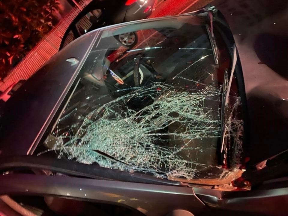 Motorista avança contra policial, foge de fiscalização e bate em poste em SC
