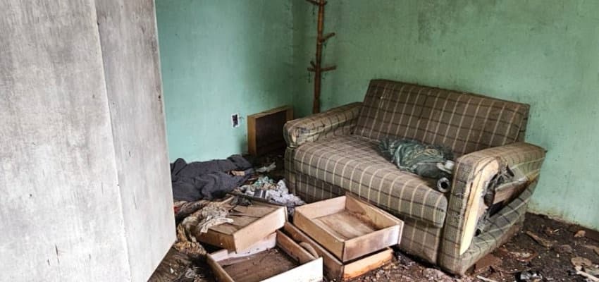 Abandono e sujeira: prefeitura retoma casa de programa habitacional em Chapecó