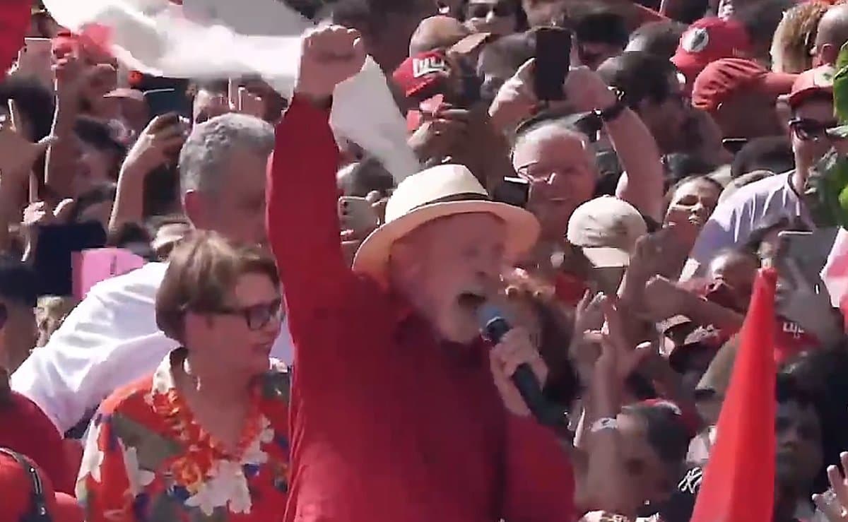 Na cidade onde Bolsonaro levou a facada, Lula pede 'surra' em Flávio e dispara: "Nenhum voto pra ele aqui"