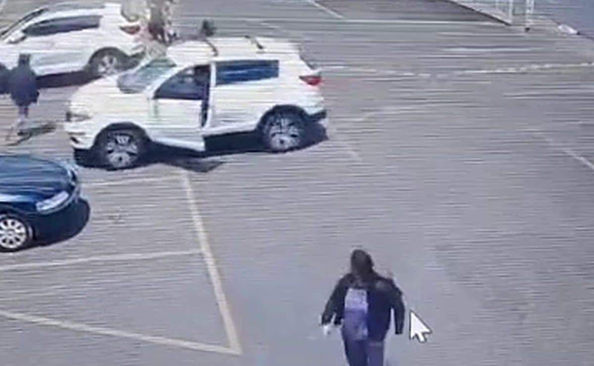 Câmera flagra mulher fugindo de assaltantes e o carro dela saindo de ré com a porta aberta em SC