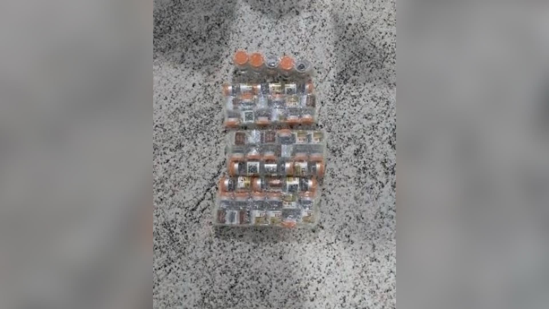 Carro com suspensão rebaixada pelo peso da carga é abordado e tem mercadorias apreendidas em SC