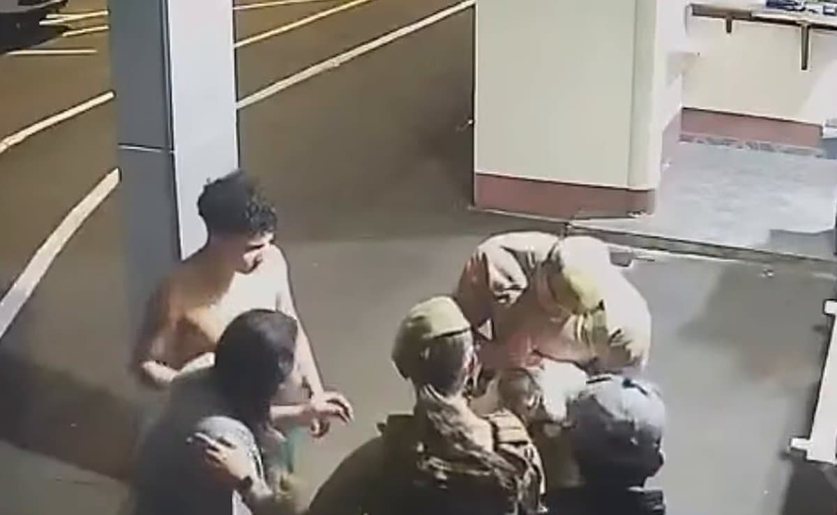 Mãe chega desesperada ao batalhão com bebê de 25 dias engasgada e PM desengasga a recém-nascida em SC