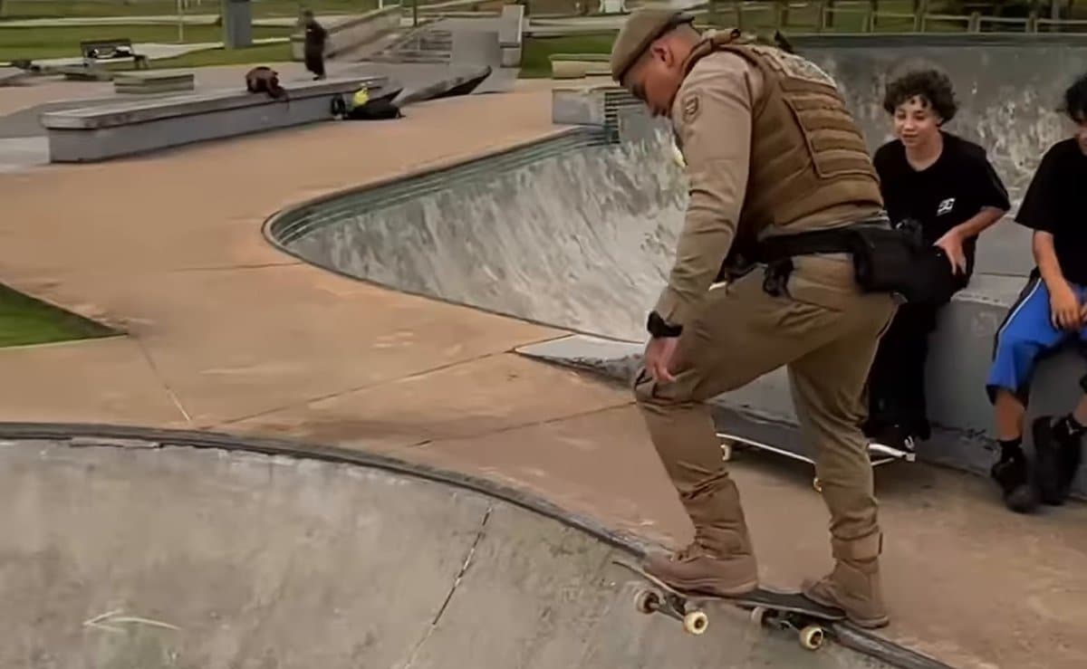De farda e colete, PM entra na roda de skate da garotada, desce a pista em Criciúma e web aplaude