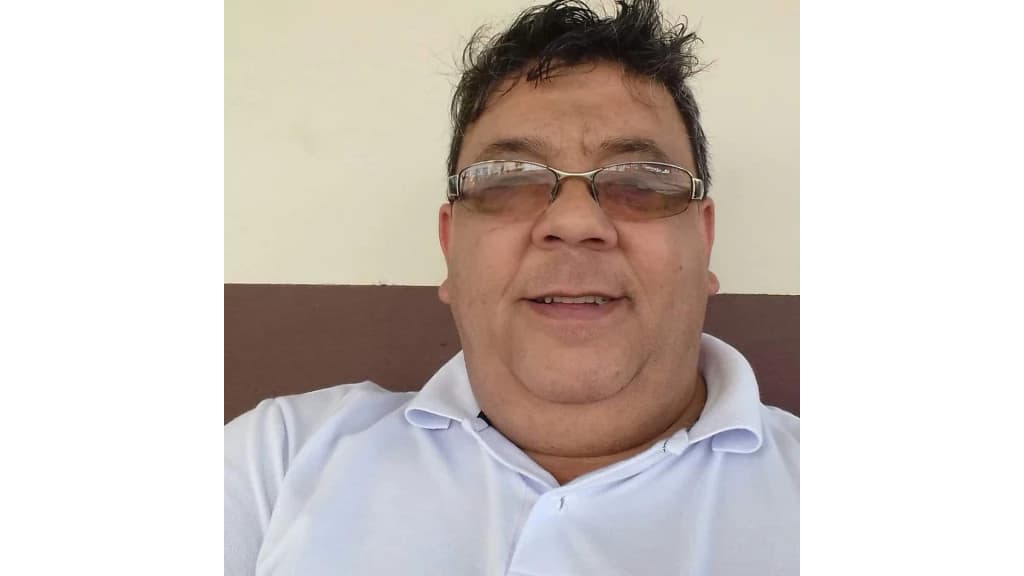 Homem é assassinado a facadas em bar