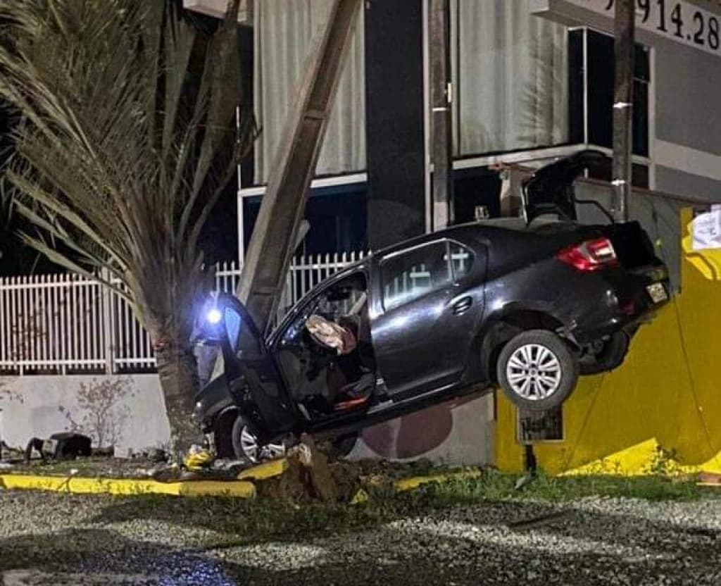 Motorista de Bombinhas abandona carro cravado em poste