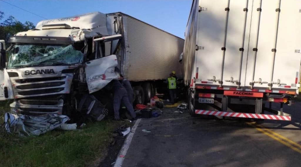 Motorista morre após grave colisão entre caminhões na SC283 em SC