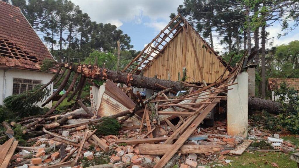 URGENTE: SC pode ter o dia mais perigoso do ano com surto de tempestades e tornado