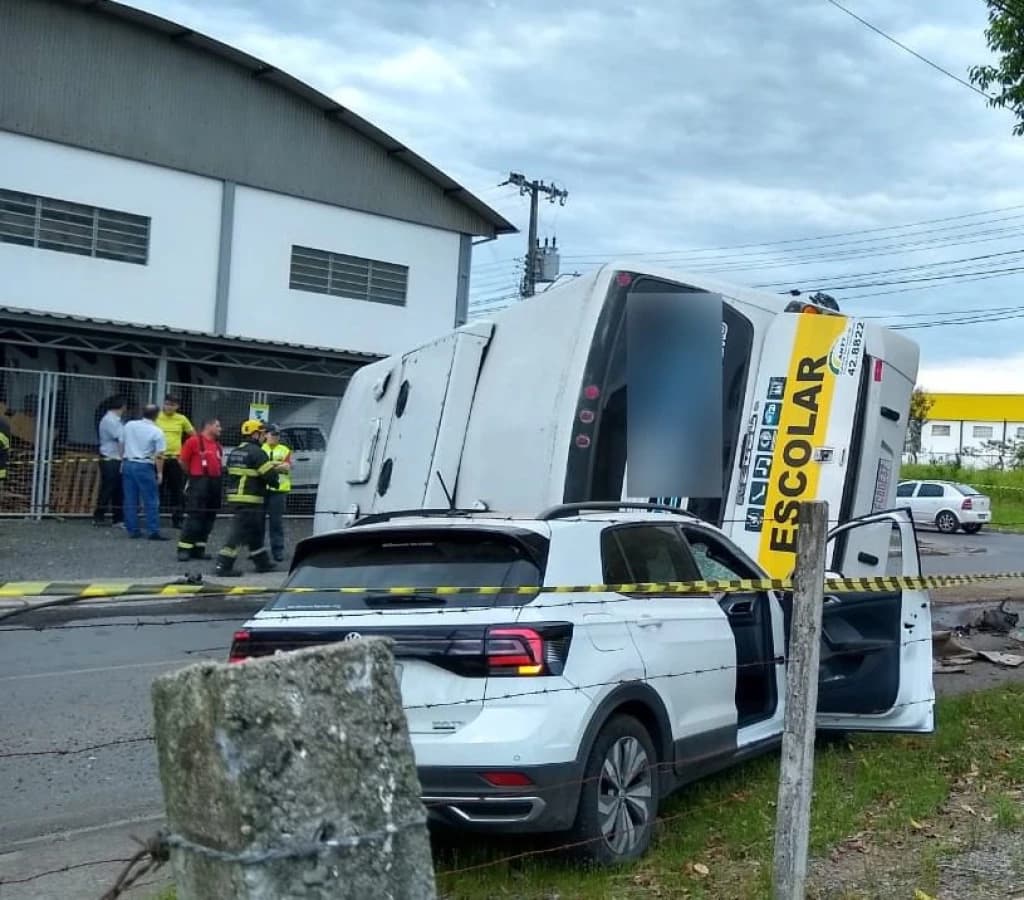 Ônibus escolar, caminhão e carro se envolvem em grave acidente de trânsito