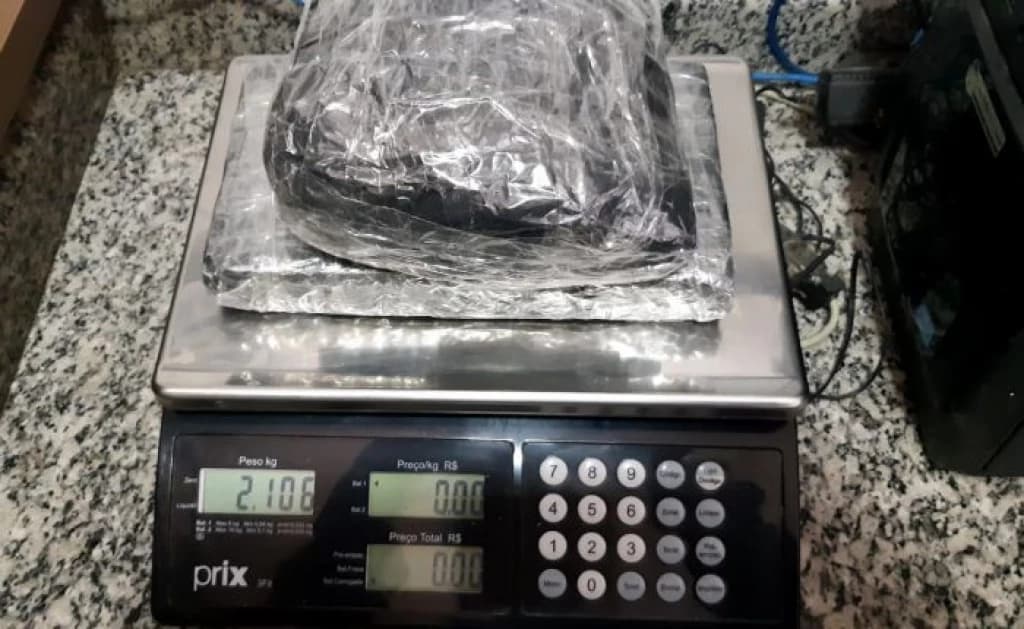 Jovem de 18 anos é presa com cocaína avaliada em R$ 300 mil na BR 470