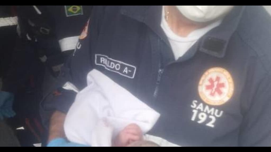 Motorista de aplicativo ajuda mulher a dar à luz em posto de gasolina em Balneário Camboriú