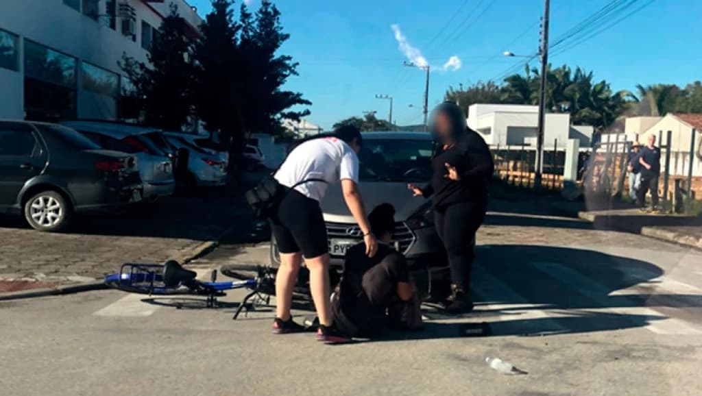 Ciclistas são atropeladas na faixa de pedestres em Tijucas