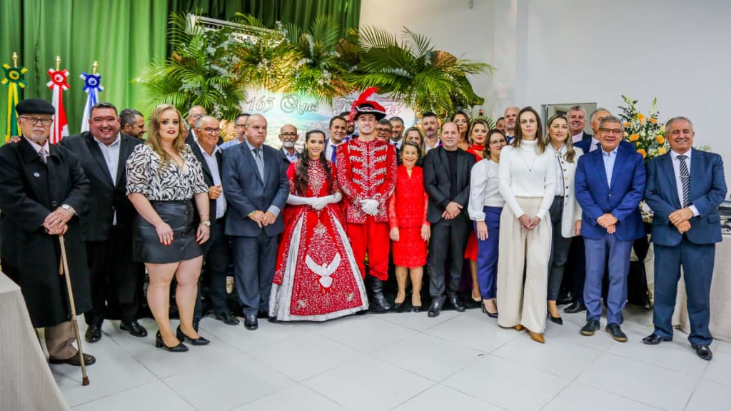 Câmara de Vereadores de Tijucas homenageia personalidades em Sessão Especial de aniversário do município
