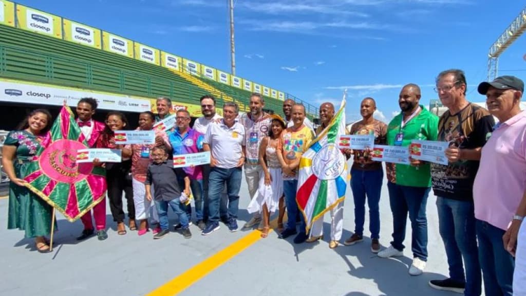 Jorginho entrega aporte milionário para apoiar Escolas de Samba, em Florianópolis