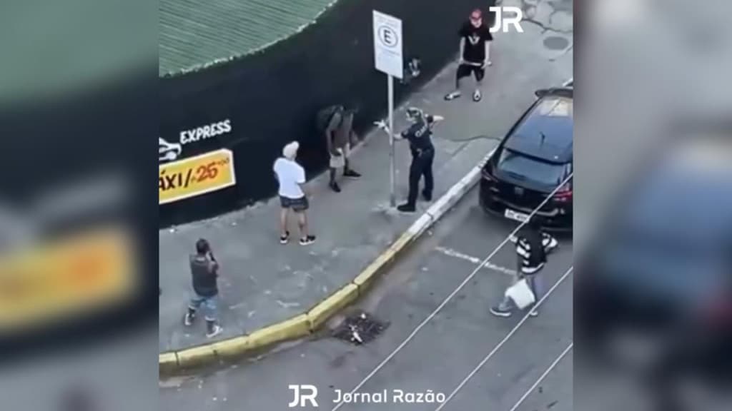 Moradores de rua tentam linchar andarilho que levou “pollícia pra quebrada”, em Florianópolis