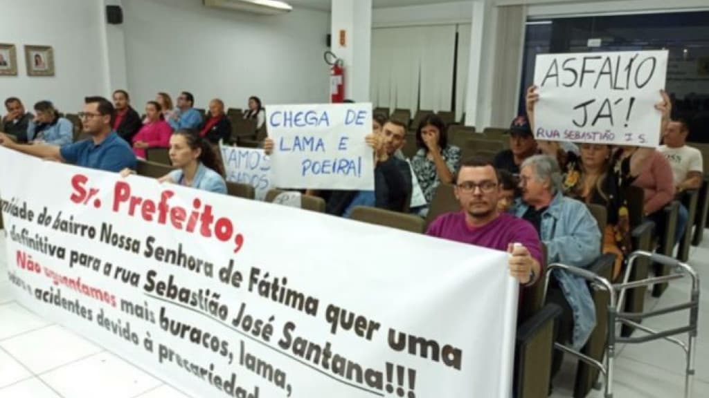 “Não aguentamos mais”: moradores protestam com faixas em ruas de Penha