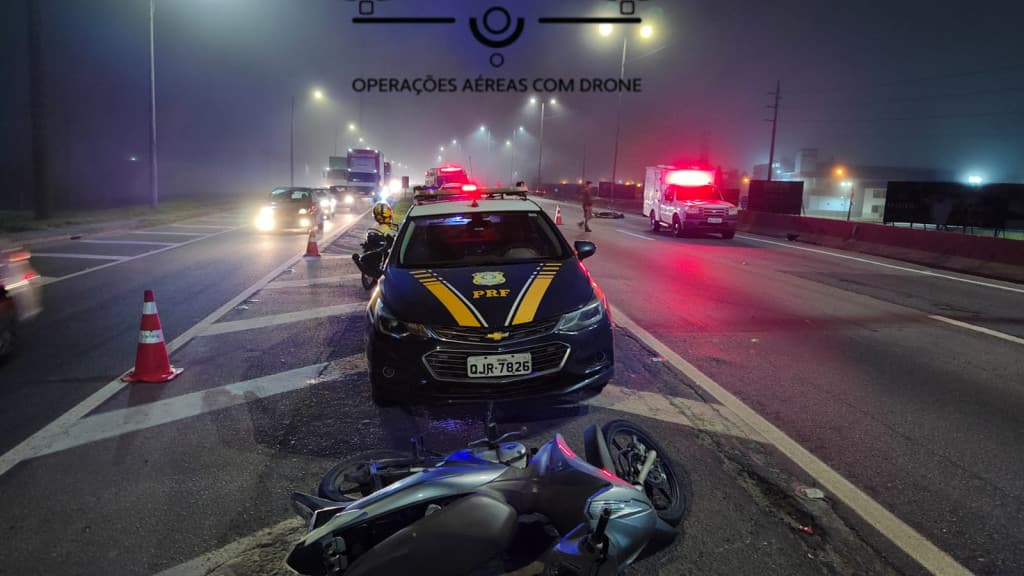 Mulher em garupa de moto morre após ser atropelada por caminhão na BR-101