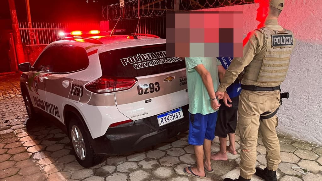 Irmãos são presos por tráfico; um deles tentou resistir mesmo após cair na fossa