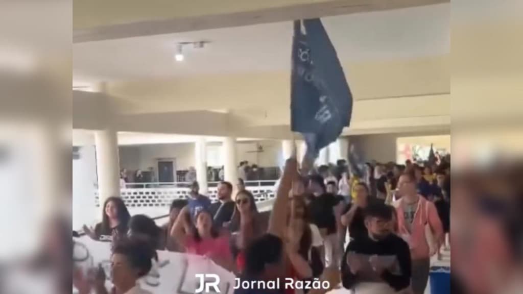 Professores invadem escolas de SC em protesto contra o governador