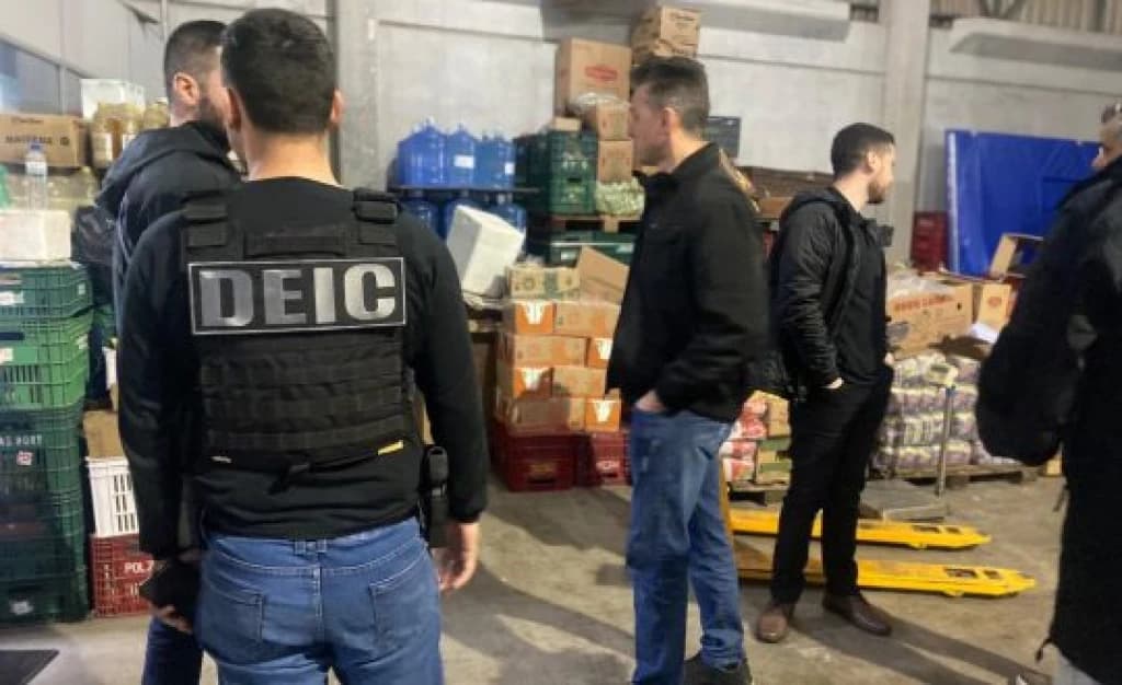 Operação policial investiga irregularidades na compra de kits de alimentação para crianças em SC