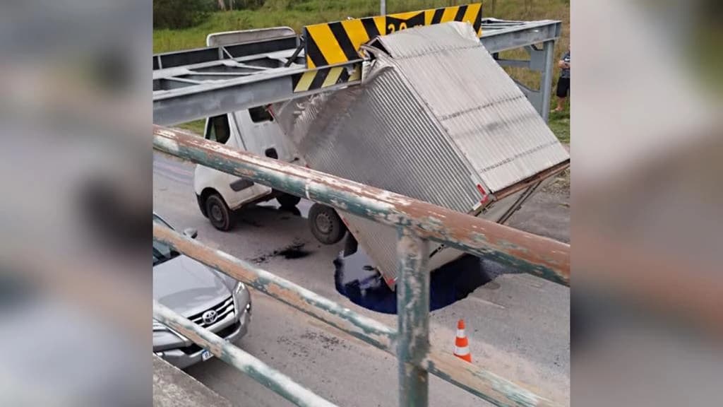 Caminhão bate em barreira limitadora na marginal da BR-101 em Tijucas
