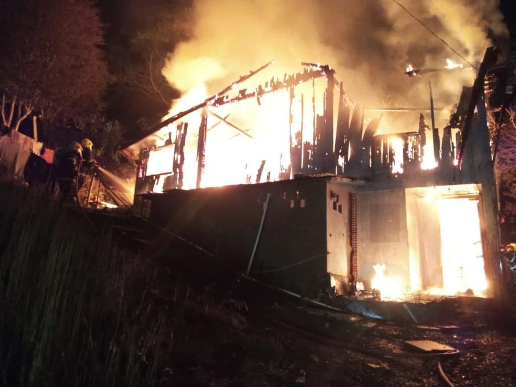 Homem morre carbonizado após incêndio atingir residência em SC