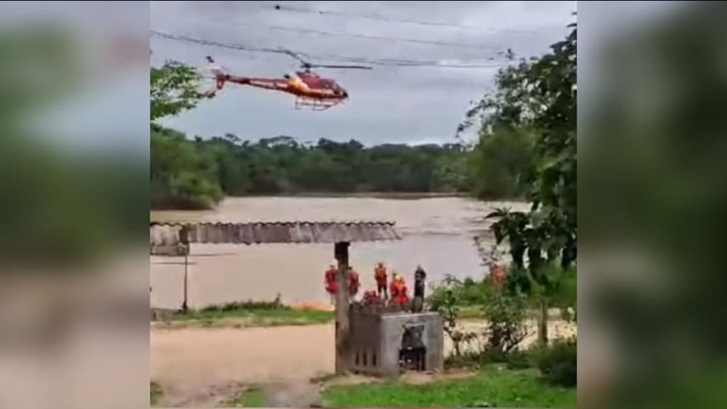 URGENTE: Canoa vira com pai e filho no Rio Itajaí-Açu