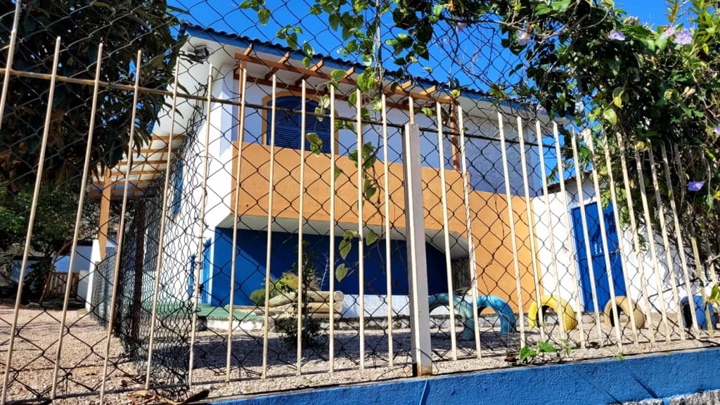 A diretora suspeita de sufocar e agredir crianças em creche nega maus-tratos
