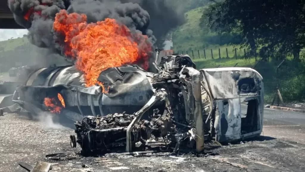 Caminhão bate em praça de pedágio e motorista morre carbonizado