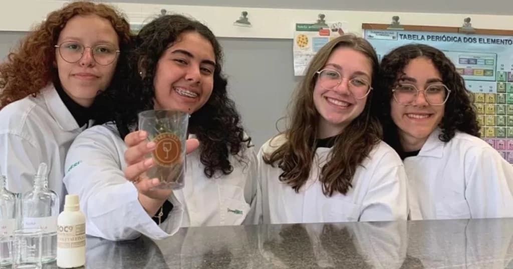 Estudantes criam copo que identifica bebida com “Boa noite, Cinderela”