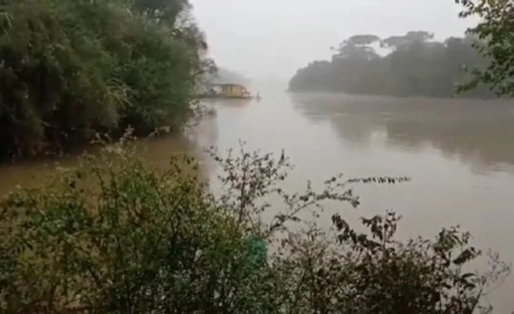 Cabo arrebenta e balsa fica à deriva em SC