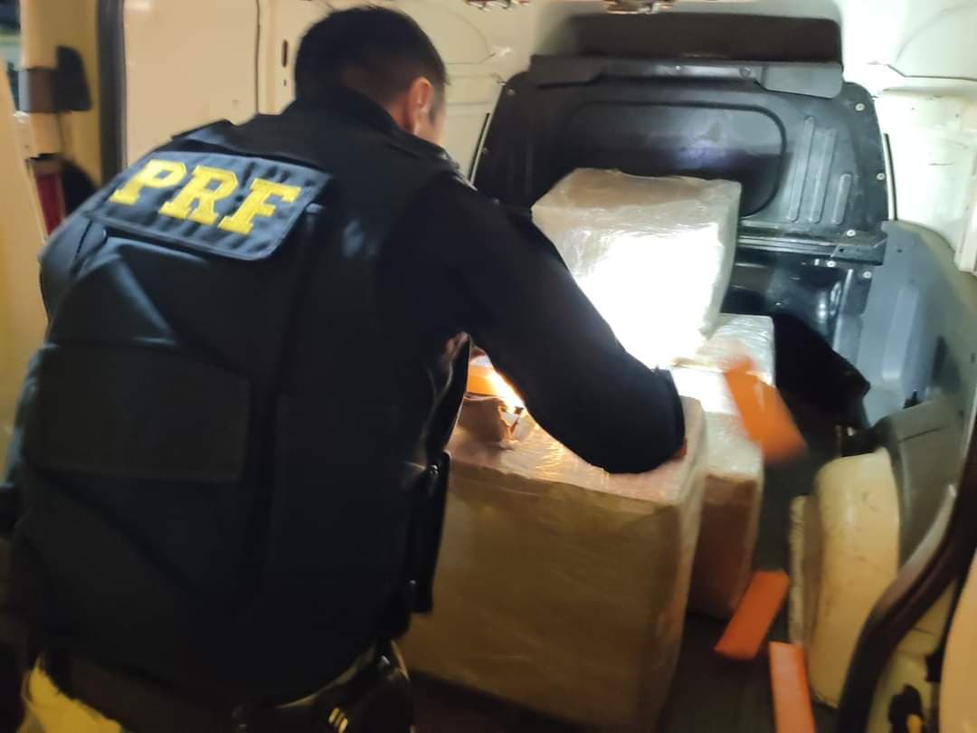 Menor é preso com 273 kg de maconha na BR101
