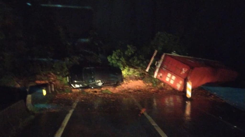 URGENTE: Barreira cai sobre carros que vinham em direção a Santa Catarina
