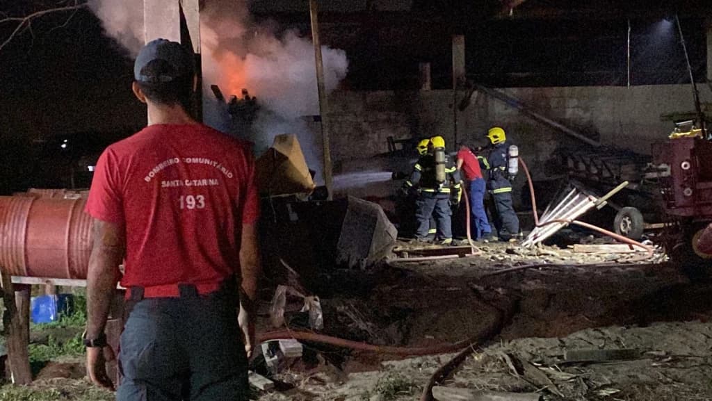 Galpão pega fogo em Tijucas