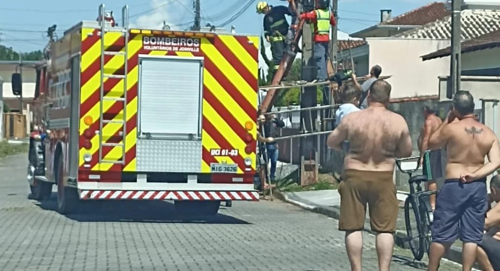 Trabalhador morre após levar choque elétrico em poste