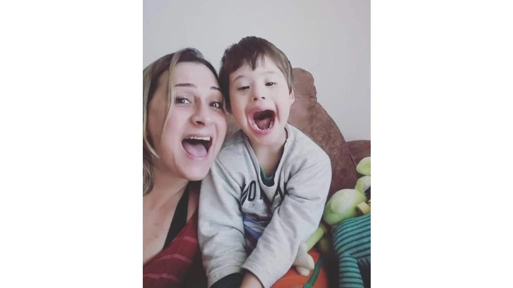 Jovem mata namorada e enteado de 8 anos a facadas