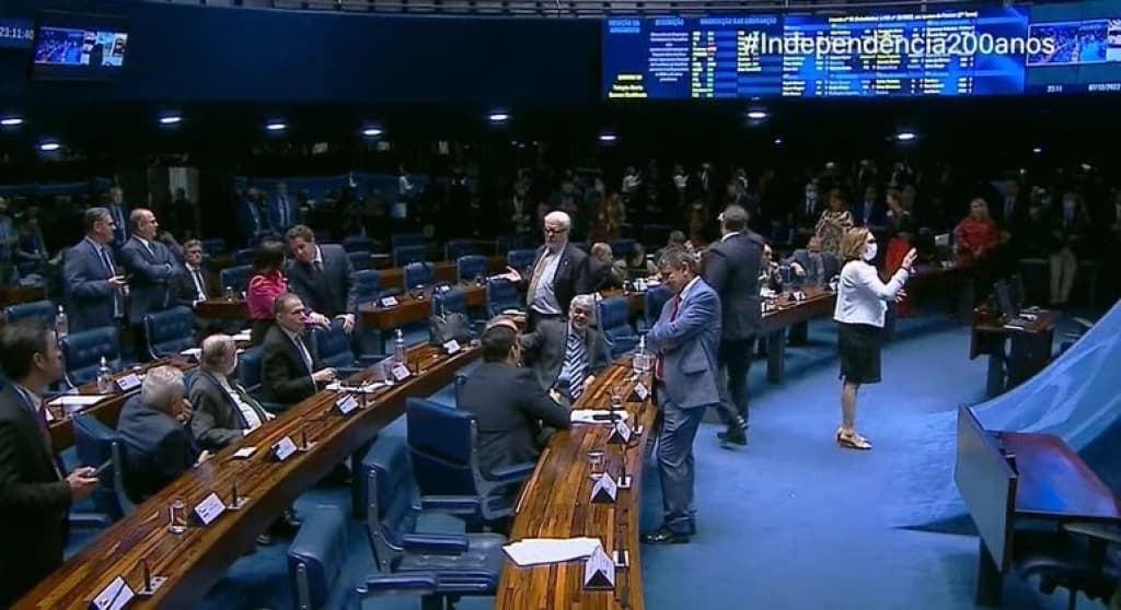Senado aprova “PEC do estouro” com impacto de mais de 200 bi