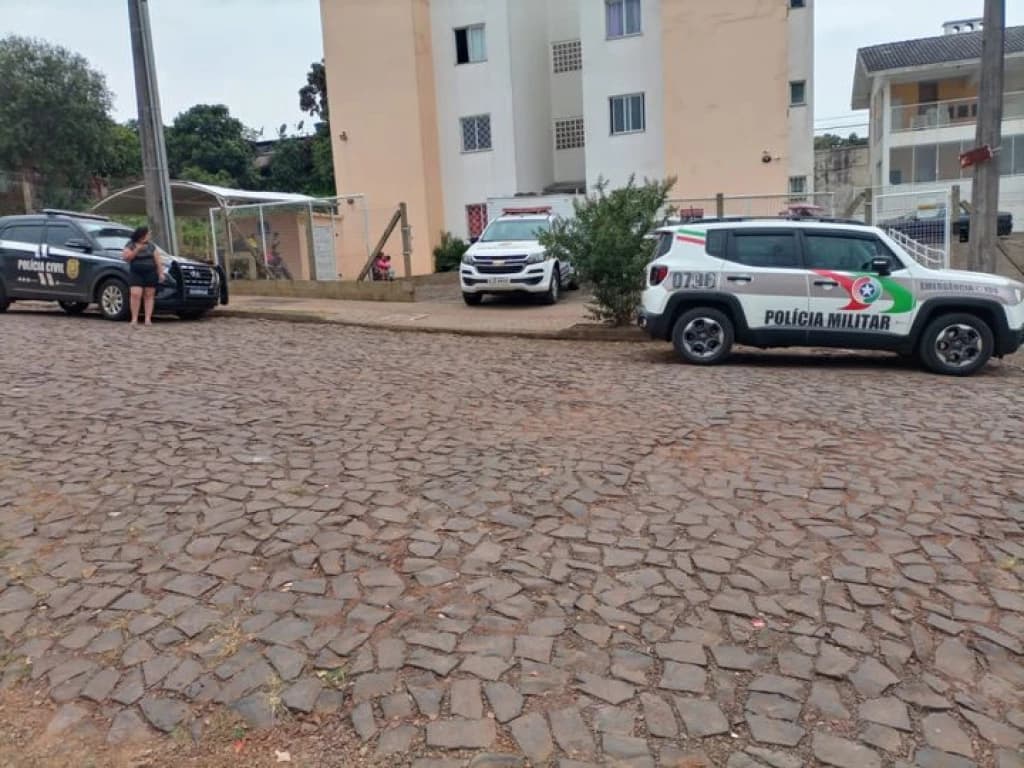 Mulher é encontrada morta embaixo de cama e homem se joga de apartamento