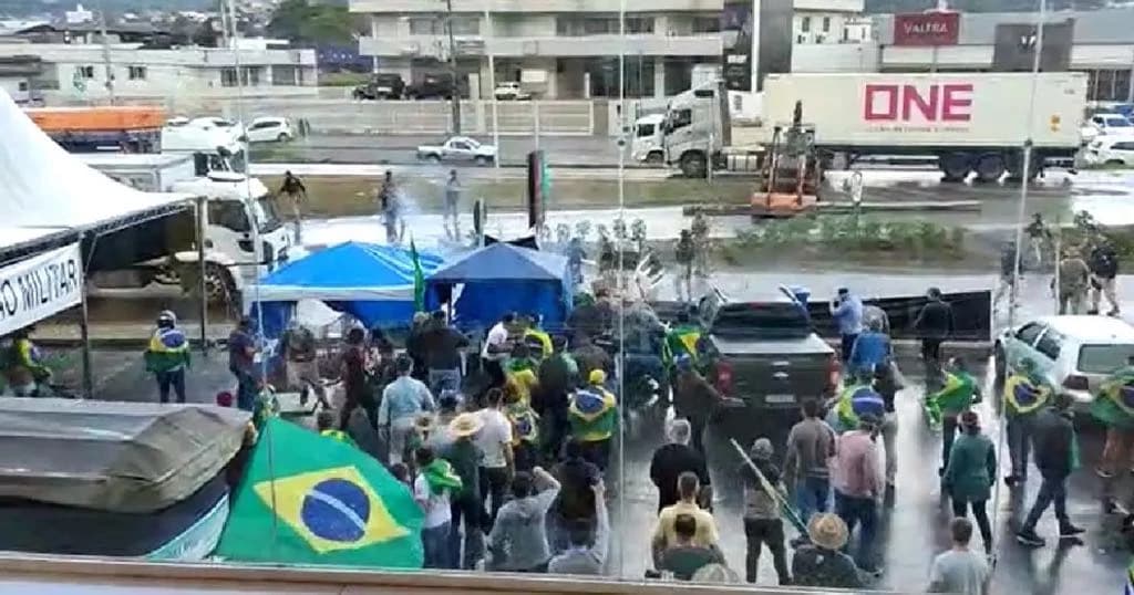 VÍDEO – Manifestantes e polícia entram em confronto durante protesto em Rio do Sul
