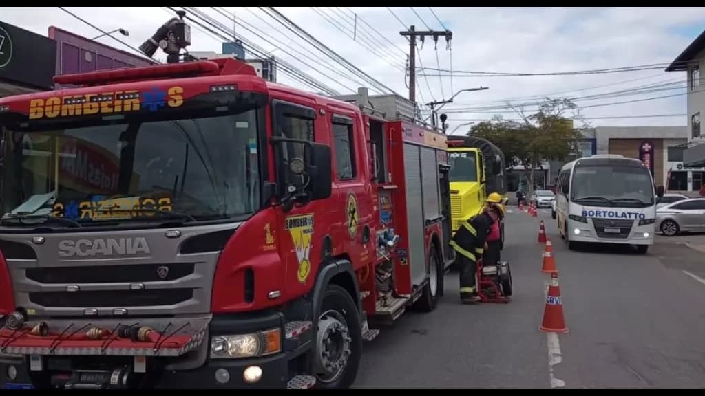 AGORA: Explosão de gás deixa dois feridos graves em lanchonete