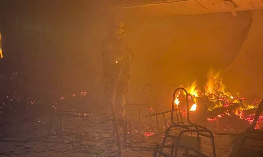 Alunos colocam fogo em escola após diretora chamar atenção por causa de baseado
