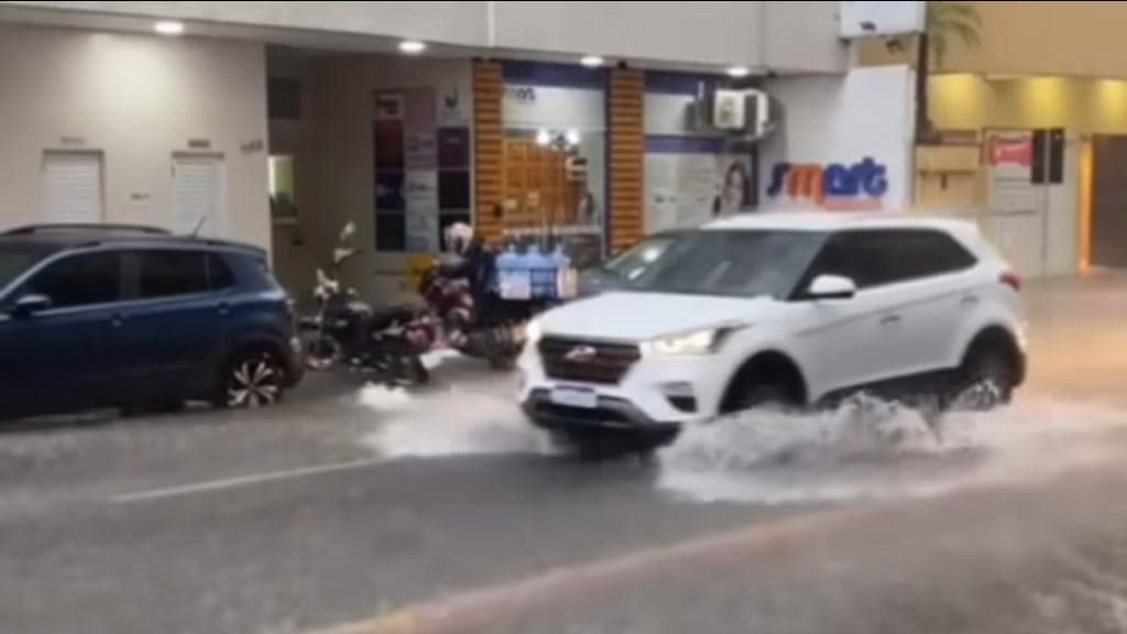 Chuva alaga ruas em Itapema nesta quinta-feira