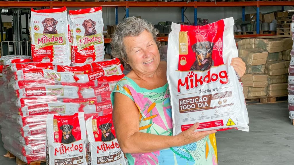 Empresa de Tijucas doa 120 kg de ração para animais de rua