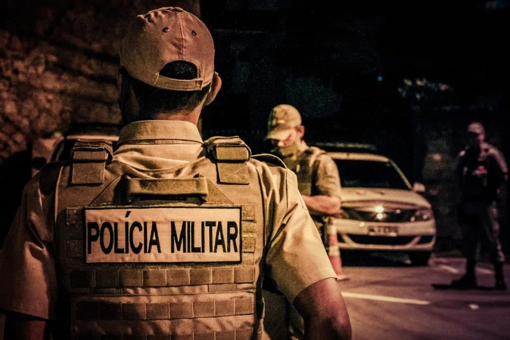 Homem é preso por agredir bisneta tentando acertar a neta