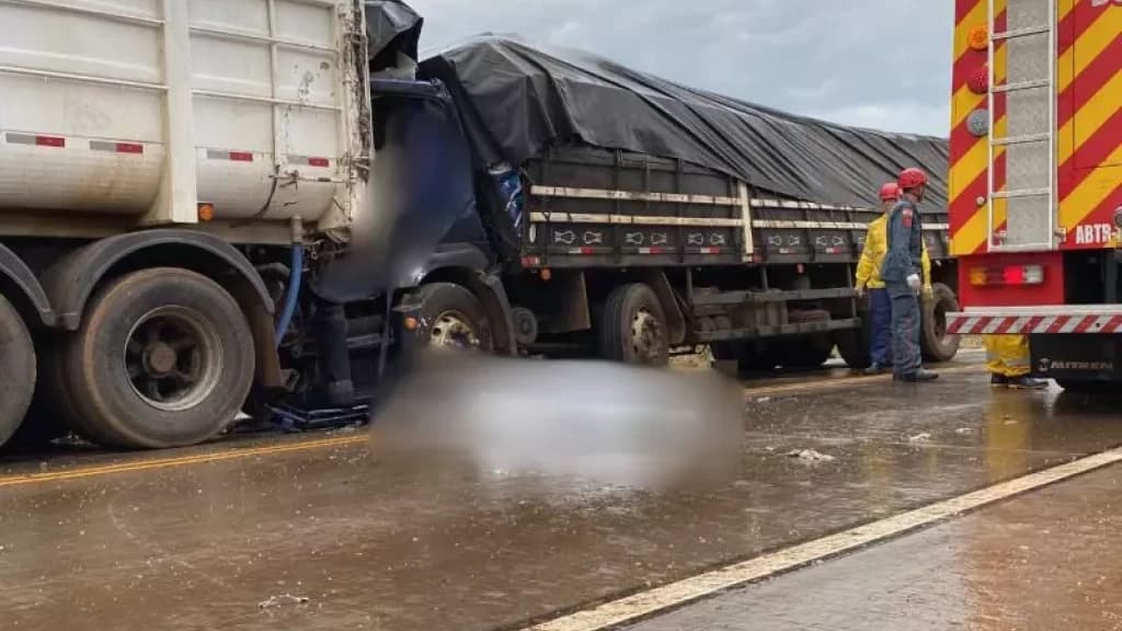 Caminhoneiro morre prensado por cabine após colisão traseira na BR-163
