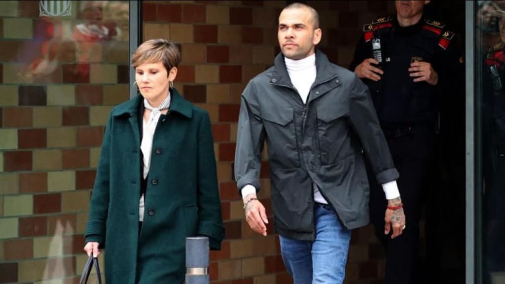 Condenado por estupro Daniel Alves paga fiança e deixa prisão após 14 meses