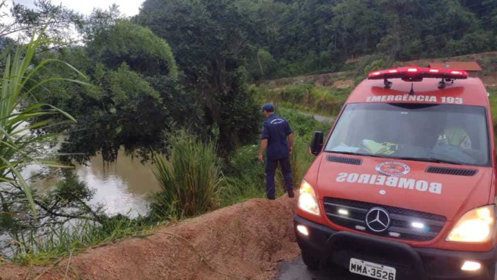Mulher é encontrada morta dentro de rio em SC