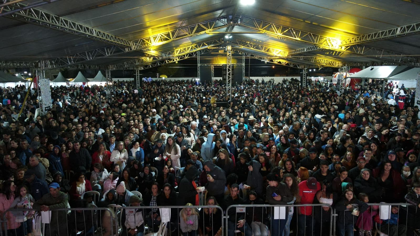 Tijuquenses lotam o Casarão Gallotti no show de 162 anos de Tijucas