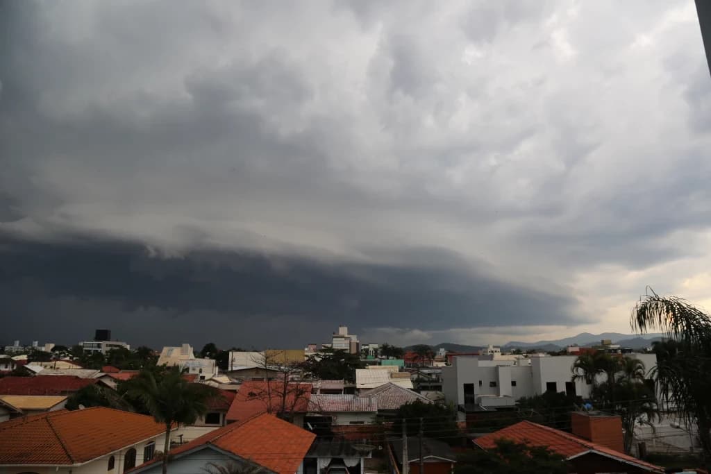 Temperaturas altas e temporais devem marcar a semana
